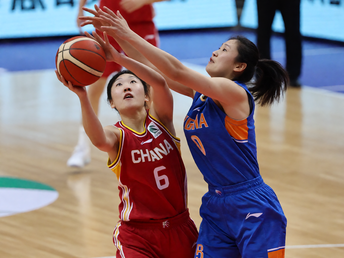 WCBA女子篮球联赛比赛中球员争抢篮板球的激烈场面